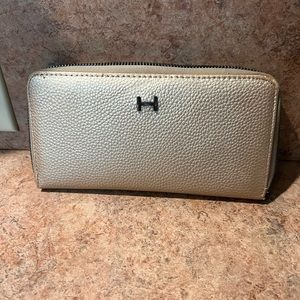 Beautiful wallet metallic gold color used but light in very good condition